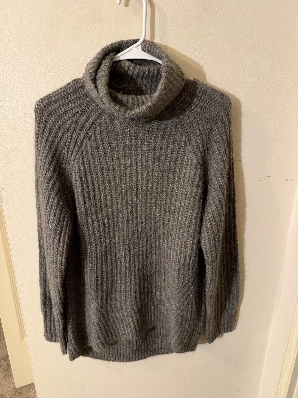 Old Navy Women's Gray Ribbed Turtleneck Sweater